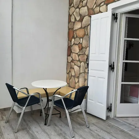 阿塔洛斯套房公寓式酒店 3* Kamári